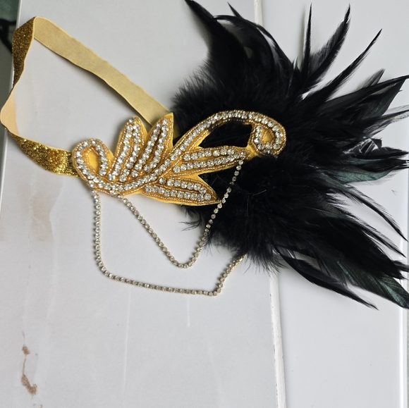 Black and Gold Flapper Dress with Accessories - Picture 4 of 7